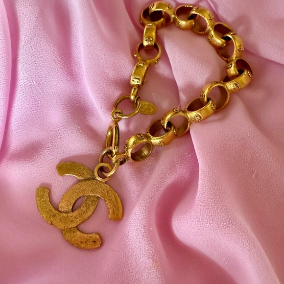 Rare Vintage Chanel Gold Textured Chain Bracelet with Iconic Pendant - Picture 1 of 8